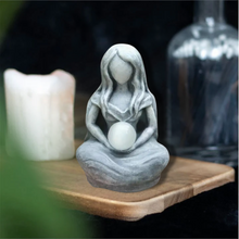 Lade das Bild in den Galerie-Viewer, Enchanting Moon Goddess Figurine
